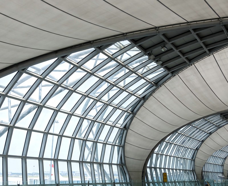 Terminal aeroportu&aacute;rio com estrutura de a&ccedil;o de grande v&atilde;o