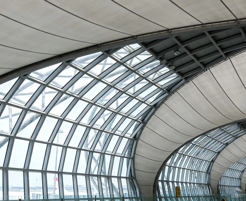 Terminal aeroportu&aacute;rio com estrutura de a&ccedil;o de grande v&atilde;o